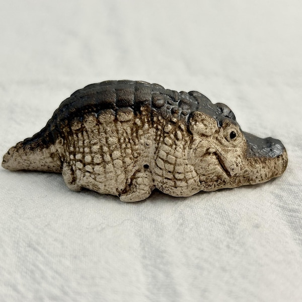The chubby reclining crocodile sculpture is the ideal crocodile tea pet, clay pottery crocodile statue ceramic ornaments
