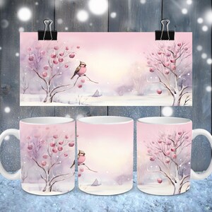 Puede incluir: Dos tazas de cerámica blanca con un diseño de escena de invierno. El diseño presenta un cielo rosa, un suelo cubierto de nieve y dos árboles desnudos con bayas rosas. Cada taza tiene un pequeño pájaro rosa posado en una rama.