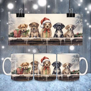Op de afbeelding: Een set van drie witte keramische mokken met een kerstthema ontwerp met zes schattige puppy's die kerstmanmutsen dragen en cadeautjes vasthouden. De mokken zijn perfect voor warme dranken en zijn een geweldig cadeau voor hondenliefhebbers.