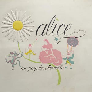 Peut inclure: Une impression blanche avec une grande marguerite au centre jaune, le texte "alice" en écriture noire et "au pays des Merveilles" en dessous. Les illustrations incluent une silhouette en robe rose, un lapin avec un parapluie et deux créatures.