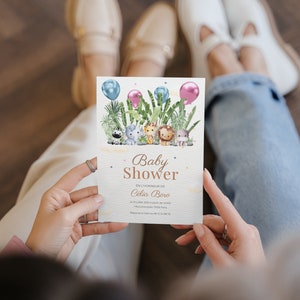 Pu&ograve; includere: Un invito per un baby shower a tema giungla. L'invito presenta un'illustrazione ad acquerello di una zebra, un elefante, un rinoceronte, un leone e una scimmia. Il testo sull'invito recita "Baby Shower En l'honneur de Celia Boro".