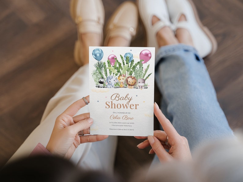 Pu&ograve; includere: Un invito per un baby shower a tema giungla. L'invito presenta un'illustrazione ad acquerello di una zebra, un elefante, un rinoceronte, un leone e una scimmia. Il testo sull'invito recita "Baby Shower En l'honneur de Celia Boro".