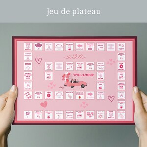 Pode incluir: Um tabuleiro de jogo rosa e vermelho com o texto "Jeu de plateau" e "VIVE L'AMOUR" em branco. O tabuleiro apresenta v&aacute;rios &iacute;cones e imagens, incluindo cora&ccedil;&otilde;es, um carro e um bot&atilde;o de reprodu&ccedil;&atilde;o.