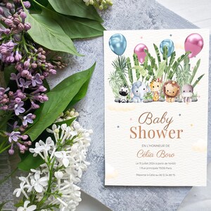 Pu&ograve; includere: Un invito a un baby shower a tema giungla. L'invito presenta un'illustrazione ad acquerello di una zebra, un elefante, un leone e una giraffa con palloncini blu e rosa. Il testo sull'invito recita "Baby Shower" e "En l'honneur de Celia Boro".