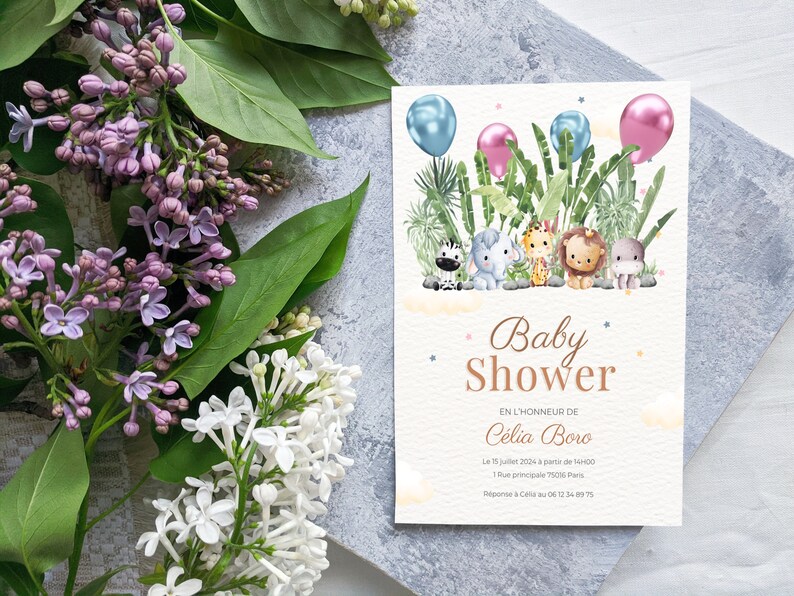 Pu&ograve; includere: Un invito a un baby shower a tema giungla. L'invito presenta un'illustrazione ad acquerello di una zebra, un elefante, un leone e una giraffa con palloncini blu e rosa. Il testo sull'invito recita "Baby Shower" e "En l'honneur de Celia Boro".