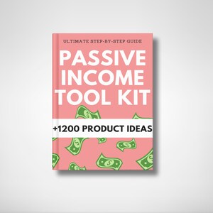 Op de afbeelding: Een boek getiteld "PASSIVE INCOME TOOL KIT" met de ondertitel "ULTIMATE STEP-BY-STEP GUIDE" en "+1200 PRODUCT IDEAS". De omslag is roze met groene dollarbiljetillustraties. De tekst is wit.