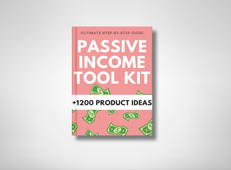 Op de afbeelding: Een boek getiteld "PASSIVE INCOME TOOL KIT" met de ondertitel "ULTIMATE STEP-BY-STEP GUIDE" en "+1200 PRODUCT IDEAS". De omslag is roze met groene dollarbiljetillustraties. De tekst is wit.
