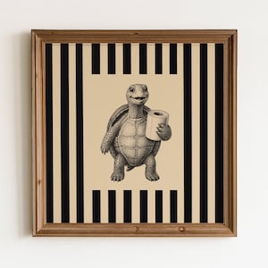 Könnte beinhalten: Gerahmter Druck mit einer lächelnden Schildkröte, die eine Toilettenpapierrolle hält. Das Schwarz-Weiß-Kunstwerk befindet sich vor einem beigen Hintergrund mit schwarz-weißen vertikalen Streifen. Der Rahmen ist warmbraun.