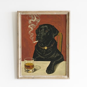 Può includere: Stampa incorniciata in stile vintage con un Labrador Retriever nero che fuma una sigaretta e seduto a un tavolo con un bicchiere di liquido ambrato. Il cane indossa un collare con un medaglione d'oro. Lo sfondo è rosso.