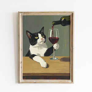 Könnte beinhalten: Gerahmter Kunstdruck mit einer schwarz-weißen Katze mit gelben Augen, die ein Weinglas hält. Rotwein wird in das Glas gegossen. Der Hintergrund ist ein gedämpftes Grün.