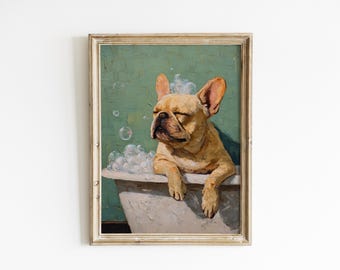 Puede incluir: Un cuadro al óleo enmarcado que representa a un bulldog francés de color canela con los ojos cerrados, descansando en una bañera blanca llena de burbujas de jabón. El fondo es una pared verde salvia texturizada. El perro apoya sus patas.