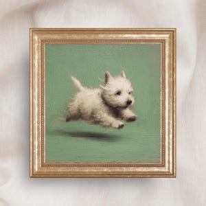 Könnte beinhalten: Ein gerahmtes Gemälde, das einen kleinen, flauschigen weißen West Highland White Terrier Welpen im Sprung vor einem einfarbigen salbeigrünen Hintergrund zeigt. Das Kunstwerk befindet sich in einem dekorativen, strukturierten goldfarbenen Rahmen.