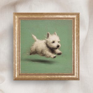 Może przedstawiać: Oprawiony obraz białego szczeniaka West Highland Terrier w powietrzu na zielonym tle. Dzieło sztuki znajduje się w złotej ramie, prezentując puszyste futro i zabawną pozę psa. Obraz ma estetykę vintage.