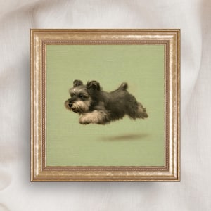 Könnte beinhalten: Ein gerahmtes Wandbild mit dem Gemälde eines kleinen, dunkelhaarigen Schnauzers in einer laufenden Pose. Der Hund ist vor einem einfarbigen, salbeigrünen Hintergrund dargestellt. Das Kunstwerk befindet sich in einem dekorativen, goldfarbenen Rahmen.