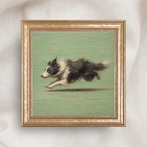 Könnte beinhalten: Gerahmtes Gemälde eines Border Collie-Hundes im Lauf, vor einem hellgrünen Hintergrund. Der Hund ist in Schwarz und Weiß dargestellt, mit einem buschigen Schwanz und einem fokussierten Ausdruck. Der Rahmen ist goldfarben.