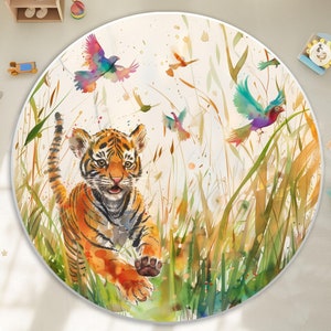 Verspielter Tigerjunges mit bunten Vögeln Runder Kindergartenteppich - lebendige Safari-Tierspielmatte für Babyzimmerdekor