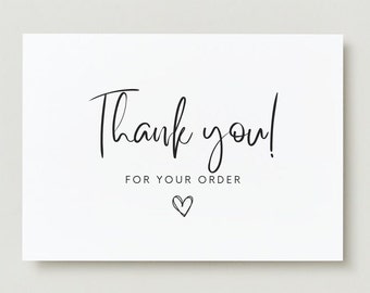 Könnte beinhalten: Eine weiße Karte mit den Worten "Thank you!" in eleganter schwarzer Schrift. Darunter ist der Text "FOR YOUR ORDER" gedruckt, begleitet von einer kleinen Herzillustration. Das Design ist schlicht und drückt Dankbarkeit aus.