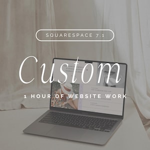 Puede incluir: Un portátil plateado que muestra un diseño de sitio web, con la palabra "Custom" en cursiva. También se ve el texto "Squarespace 7.1" y "1 Hour of Website Work". El portátil está sobre una superficie blanca.