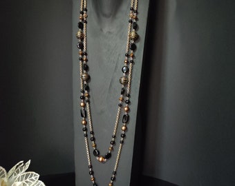 Collana lunga in stile anni 50 fatta a mano con perle di vetro pregiate, cristalli e agata nera, Collana elegante nera, Collana multifilo