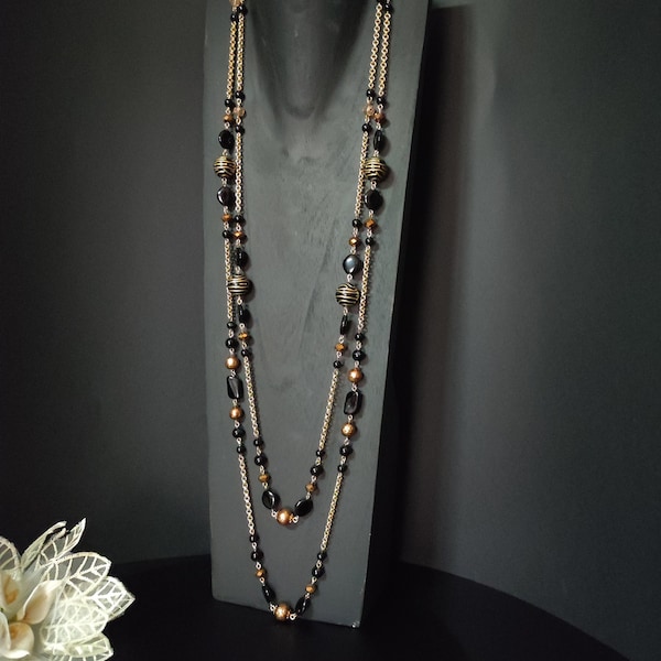 Sautoir fait main de style années 50 avec de fines perles de verre, cristaux et agate noire, Collier noir élégant, Collier multirangs