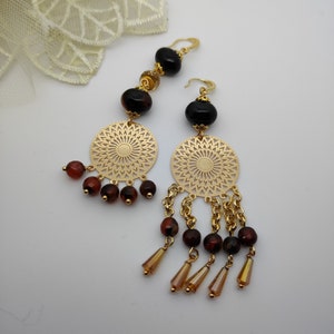 Mismatched Ohrringe mit Achat und Kristallen, Zeitgenössische Kronleuchter Ohrringe, Moderne lange Ohrringe, Gold und braune asymmetrische Ohrringe