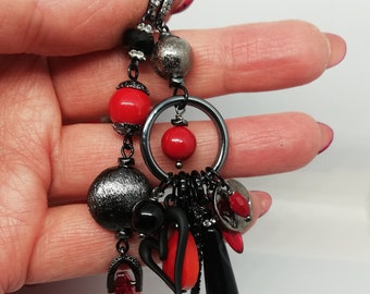 Brincos descombinados, Brincos assimétricos com pérolas e cristais de Maiorca, Brincos contemporâneos, Brincos longos vermelhos e pretos