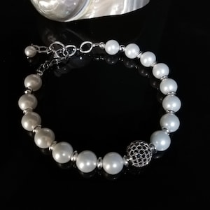 White pearls bracelet, Elegant bracelet with Majorca pearls, Classic pearl bracelet, Wedding bracelet, White and silver bracelet
