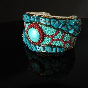 Turkos armband handbroderat med ädelstenar och pärlor, Justerbart manschettarmband, Elegant handbroderat armband