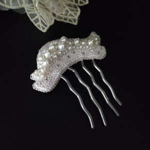 Wedding hair comb decorated with pearls and crystals, Handmade hair comb for chignon, Elegant ceremonial hair comb, Statement hair comb