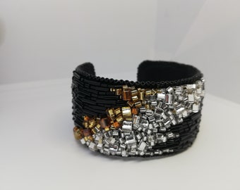 Handbroderat pärlmanschettarmband, glaskristaller, brudsmycken
