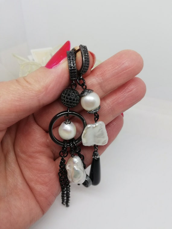 Asymmetric earrings with baroque pearls, Contemporary mismatched earrings, Modern long earrings, Elegant wedding earrings, Mismatch earrings