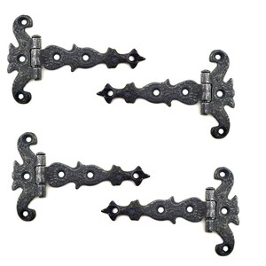 Puede incluir: Cuatro bisagras decorativas de estilo antiguo con un acabado texturizado en gris oscuro. Cada bisagra presenta un dise&ntilde;o ornamentado con un extremo curvado y enrollado y un extremo recto y puntiagudo, conectados por una bisagra central y m&uacute;ltiples orificios para tornillos.