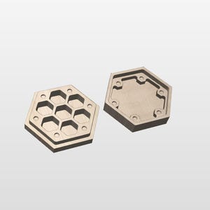 Peut inclure: Deux composants hexagonaux en métal. L'un présente un motif en nid d'abeille de six plus petits hexagones. L'autre a un design en retrait avec des trous circulaires. Les deux sont de couleur métal clair brossé et reposent sur un fond neutre.