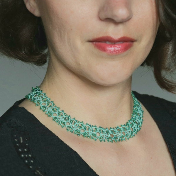 Collier choker ras-de-cou en dentelle Sophia - couleur vert menthe et perles bleu vert scarabée, collier en dentelle de frivolité