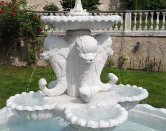 Fonte de água de mármore com design intrincado - Decoração externa atemporal para residências e escritórios