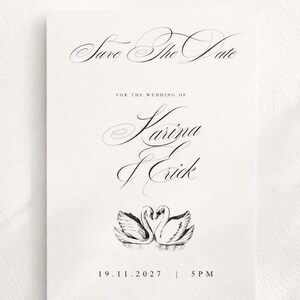 Könnte beinhalten: Hochzeitseinladungskarte mit dem Schriftzug "Save The Date" in Schreibschrift. Die Namen "Karina & Crick" sind darunter abgebildet, zusammen mit einer Zeichnung von zwei Schwänen. Datum und Uhrzeit sind ebenfalls angegeben.
