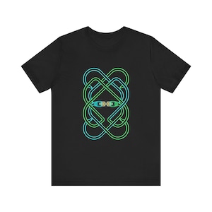 Op de afbeelding: Een zwart t-shirt met korte mouwen en een centraal grafisch ontwerp van twee met elkaar verbonden ethernetkabels, die een ingewikkeld, symmetrisch knooppatroon vormen in levendige neonkleuren zoals blauw, groen en geel op de donkere stof.