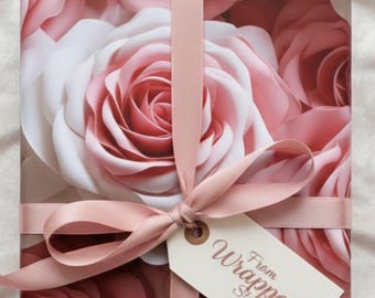 Rosa Rosen Geschenkpapier: Geschenkpapier mit romantischer Blümchenprägung