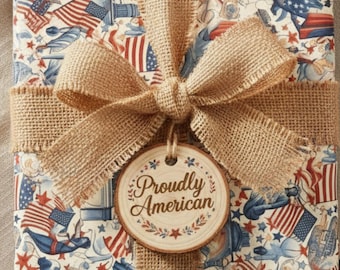 Amerikanisches patriotisches Geschenkpapier: Abstraktes Design in Rot, Weiß und Blau