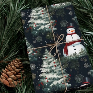 Carta da regalo invernale Wonderland Paesaggio innevato Pupazzo di neve Alberi di pino Carta da regalo natalizia festiva Pupazzo di neve Buon Natale Natale classico