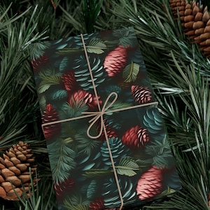 Carta da regalo natalizia con pigne Carta da regalo festosa con albero di pino verde Coni di conifere colorati verde acqua rosso Rotolo da avvolgere per le vacanze Idea per gli amanti della natura