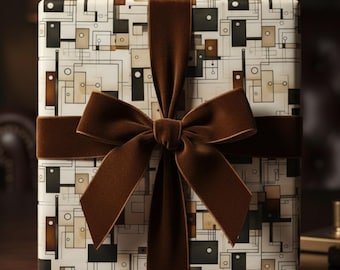 Peut inclure: Un coffret cadeau carré enveloppé dans du papier à motifs avec un design géométrique dans les tons marron, noir et crème. Un large ruban de velours marron foncé est noué autour de la boîte avec un grand nœud. Le coffret cadeau est posé sur une surface en bois sombre.