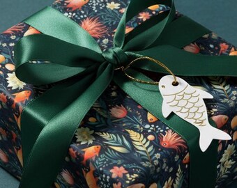 Papier cadeau fleuri Poissons rouges : Papier cadeau motif fleurs océaniques et vie marine, corail et poissons