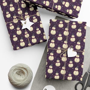 Donkerpaars kerstcadeaupapier met sneeuwpopmotief, feestelijk wintercadeaupapier afbeelding 4