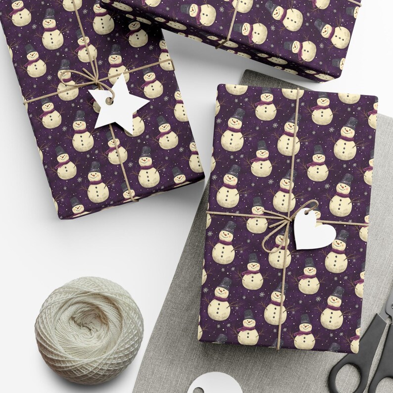 Donkerpaars kerstcadeaupapier met sneeuwpopmotief, feestelijk wintercadeaupapier afbeelding 4