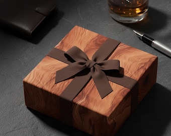 Peut inclure: Un coffret cadeau carré avec un motif de grain de bois, noué avec un ruban et un nœud marron. Un portefeuille en cuir marron, un verre de liquide ambré avec des glaçons et un stylo argenté sont également visibles.