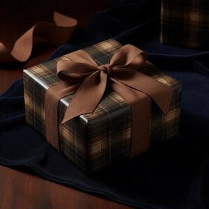 Puede incluir: Un regalo envuelto en papel a cuadros marr&oacute;n, atado con una cinta y un lazo marrones a juego. El regalo se presenta sobre una superficie azul oscuro, con una mesa de madera en el fondo.