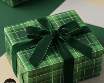 Green Plaid Christmas Wrapping Paper: Festive Gift Wrap
