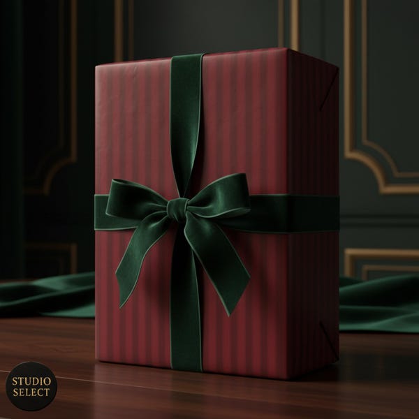 Papel de embrulho listrado em tom bordô: Embalagem clássica e elegante para presentes de Natal.