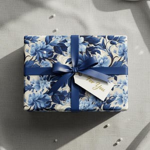 Papel de regalo de boda con diseño floral azul y elegante estampado floral. imagen 5